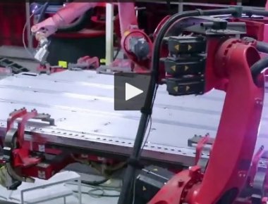 Μετατρέποντας ένα… ρολό αλουμινίου σε ένα υπερσύγχρονο Tesla (βίντεο)